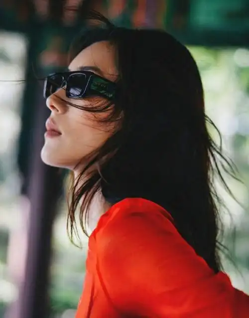 #刘雯红色薄纱上衣#