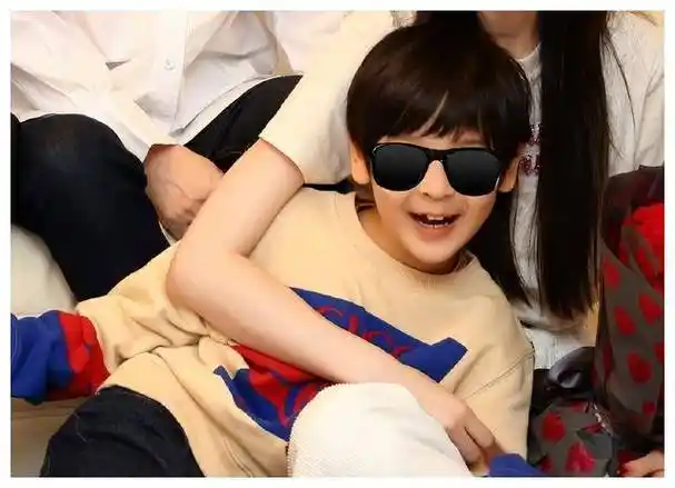 angelababy与家人同框,35岁生日照曝光,小海绵正脸瞬间抢镜_照片_家庭