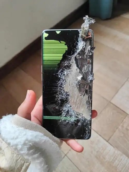 手机屏幕碎成这样,还有得救吗?[流泪]