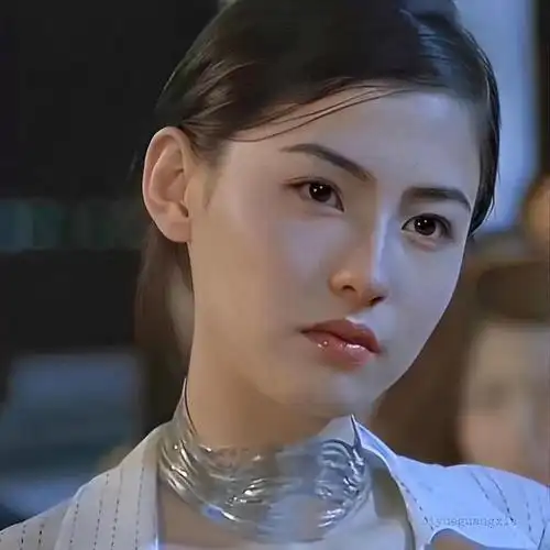 在一个采访中,张柏芝回忆起年轻时与陈冠希的合作,被问及是否因为爱意