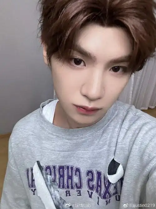 黄明昊闪光时刻#  无需滤镜,无需角度,怼脸自拍,@jjjustin0219就是