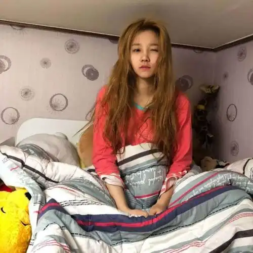 《奔跑吧》宋雨琦罕见素颜照,卸妆的她如变脸,眼睛1睁1闭超可爱