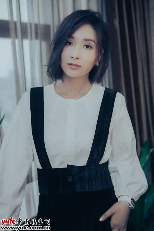 杨恭如初夏写真美如油画黑白背带裙文艺十足