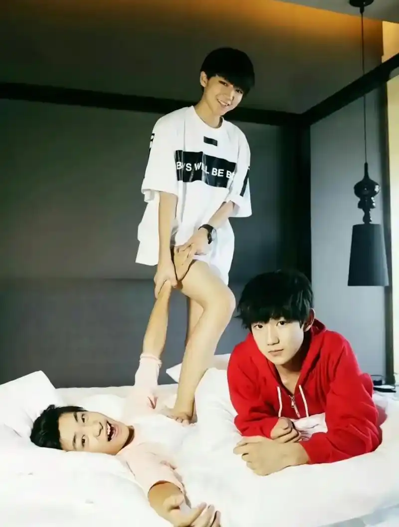 宝宝我看你们也是风韵犹存呢#tfboys #王俊凯#王源#易 - 抖音