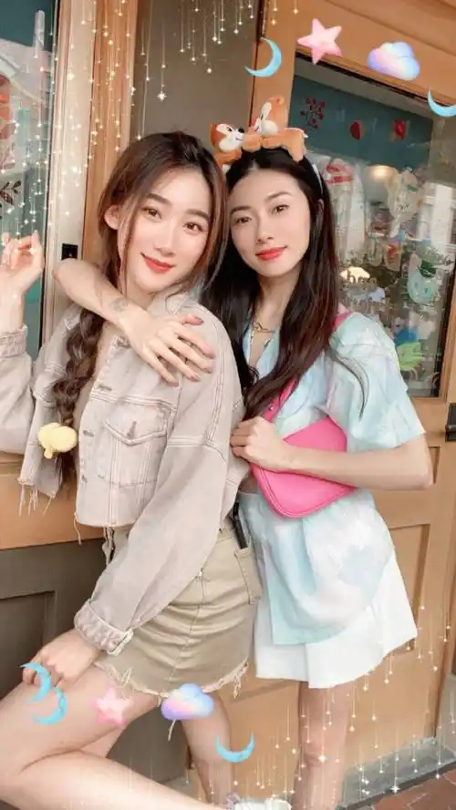 原创郑恺前女友程晓玥晒与网红闺蜜的合影姐妹俩一个脸肿一个脸僵