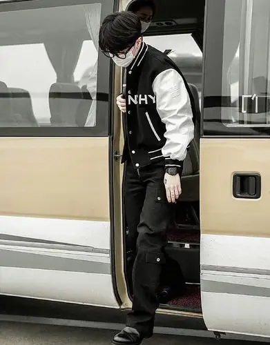 而范丞丞非常聪明地搭配了一双黑色皮鞋,瞬间摆脱了造型单调与沉闷感