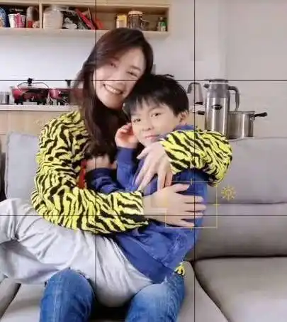 张庭晒8年前坐月子照包裹严实抱着儿子无美颜镜头很真实