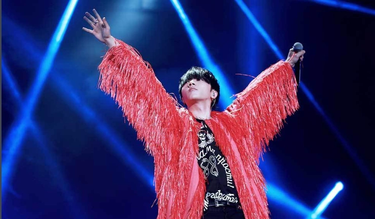 华晨宇翻车了化妆间内抽烟被拍曾被曝片场抽烟还随地扔烟头