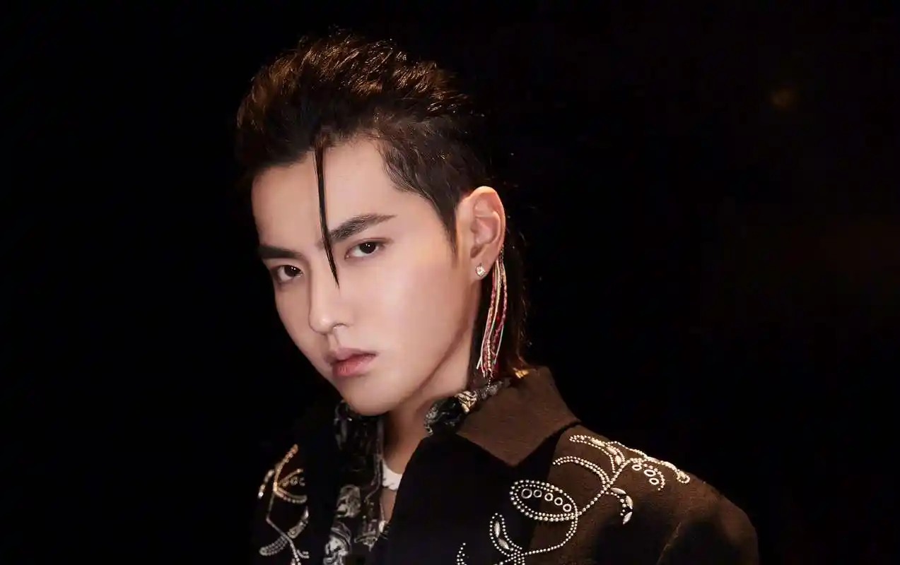 吴亦凡的脚上热搜,被调侃像船,脚大手也大,粉丝回怼太搞笑