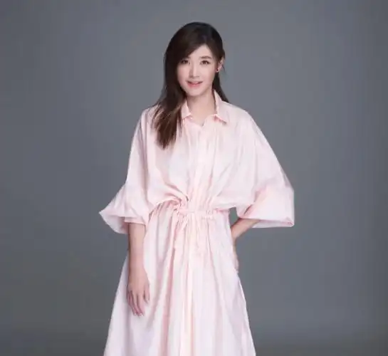 苏慧伦过去曾晒出多张全素颜照片,某次发文表示,平常只要带妆都会提醒