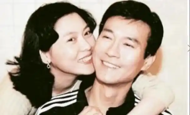 郑少秋3妻4女长女走在路上不认识二女儿继承上亿资产