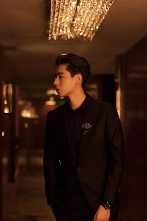 胡一天小分头太帅气,有颜身材好穿什么都好看,这小伙未来可期