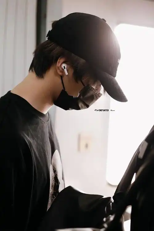 刘耀文机场最新饭拍图这宽肩我是真的可以回家好好休息