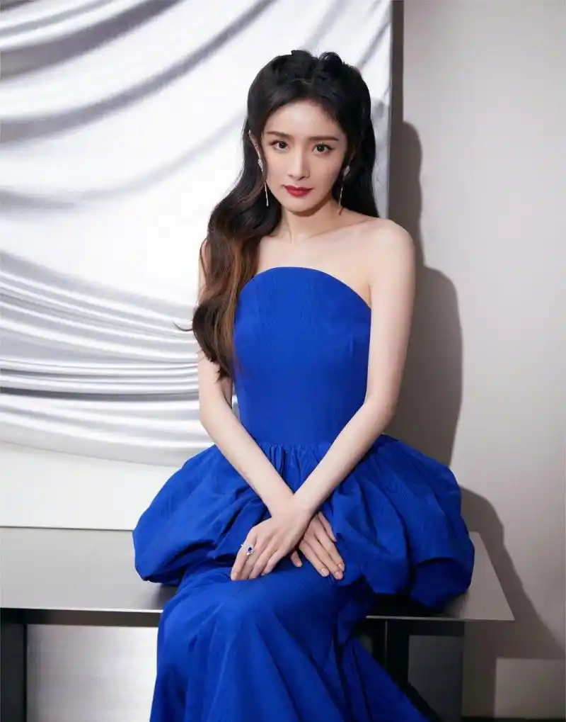杨幂身穿蓝色抹胸连衣裙,散发高级复古魅力!
