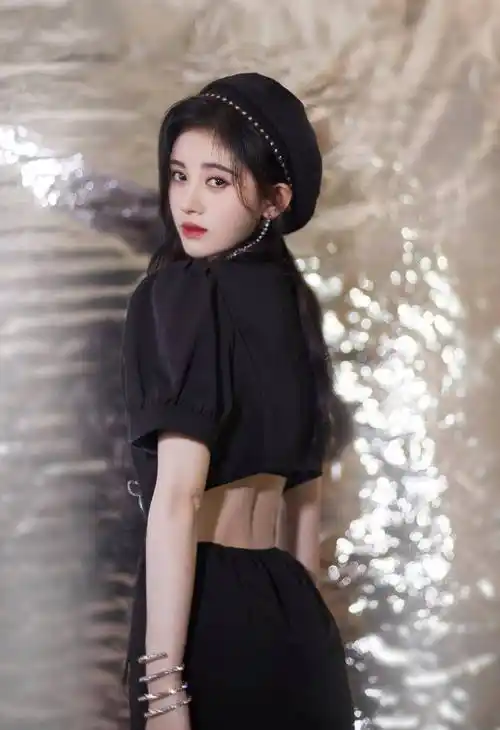 鞠婧祎大黑后终于要红了,咬唇卖萌楚楚可怜,这次竟然没被说_造型_时候