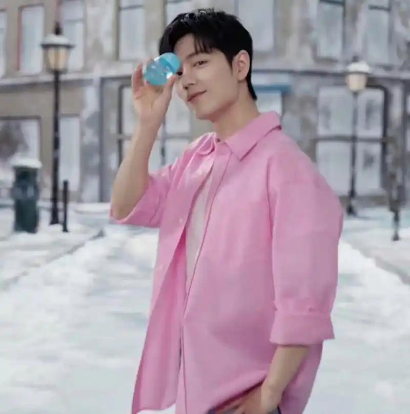 粉色系的肖战,这一组创意真好,加上肖战的清新阳光,真的有感觉到夏日