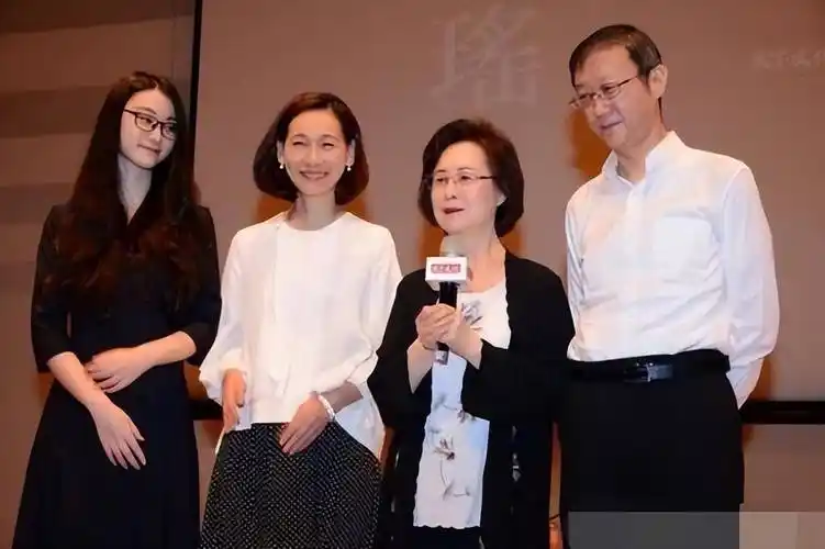 儿子儿媳儒雅知性,她84岁还化妆但穿着端庄_白色_衬衫_年龄