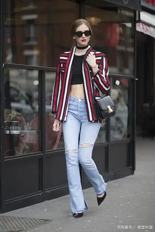 街拍:时尚达人在街头也很喜欢穿牛仔,这些牛仔穿搭你学会了吗?