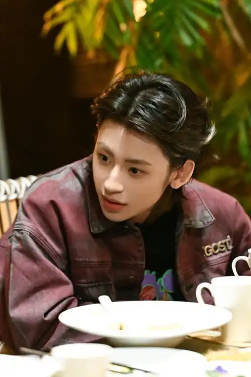 小鬼王琳凯超话《音你而来》第一站【曼谷站】抵达,音乐代号"螺丝人"