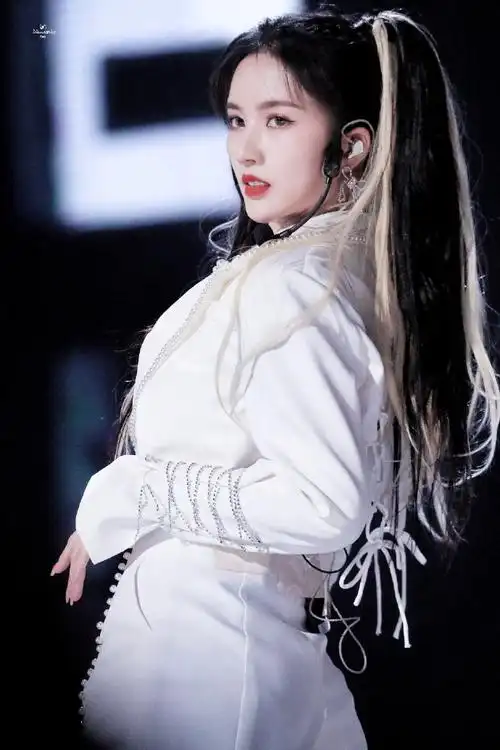 刘些宁晒双马尾照