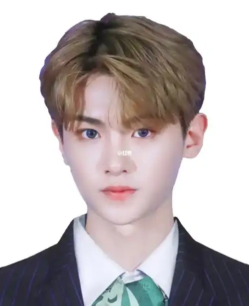 黄明昊justin 证件照太9315了