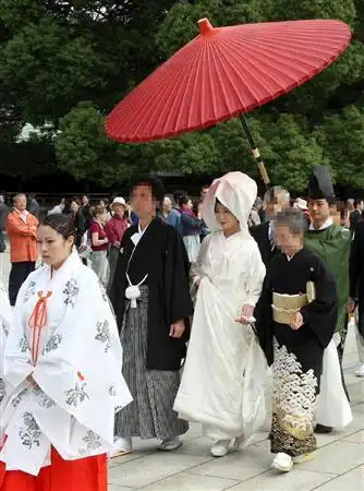 户田菜穗身着白无垢 明治神宫内举行庄严婚礼