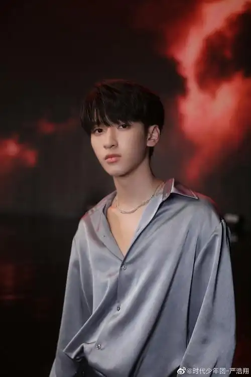 严浩翔:特别参演:红色烟雾?_高清图集_新浪网