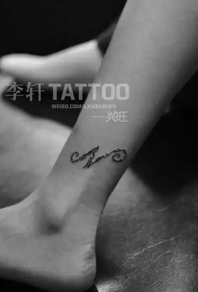 原创的小纹身图案以其独特的魅力,令靓女争相趋崇,已成为北京纹身的