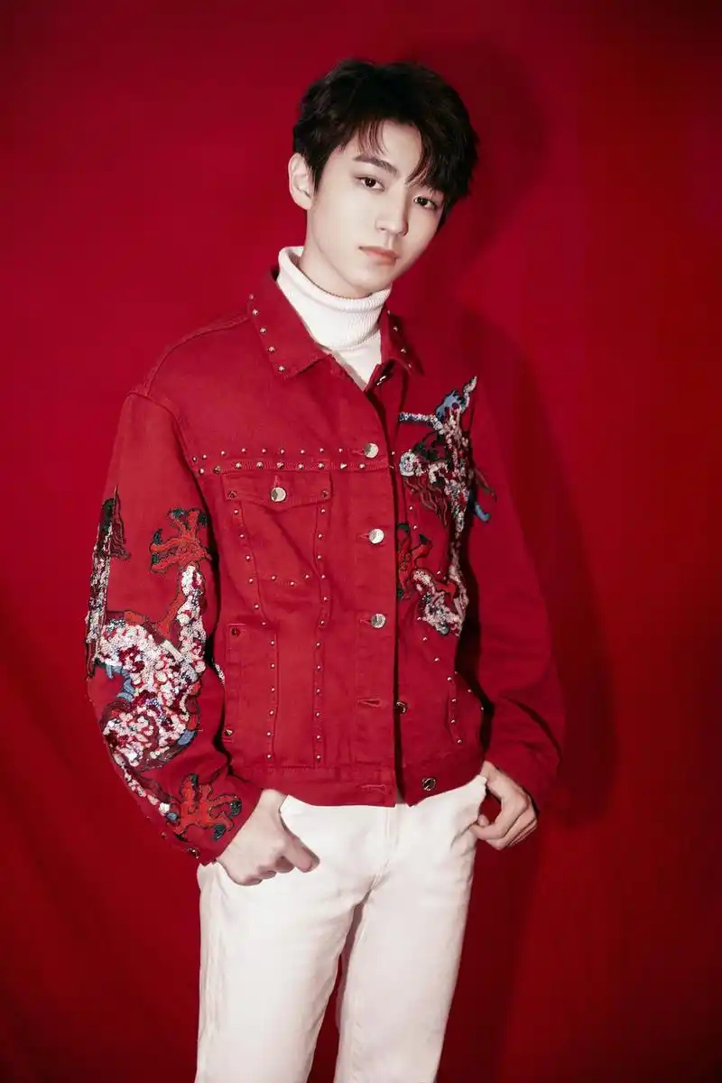 王俊凯身着红色刺绣夹克  时尚搭配更惹眼!