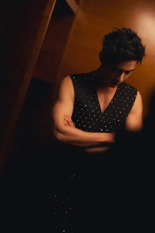 肖战微博之夜红毯,闪瞎我的眼 这个手臂线条我可以