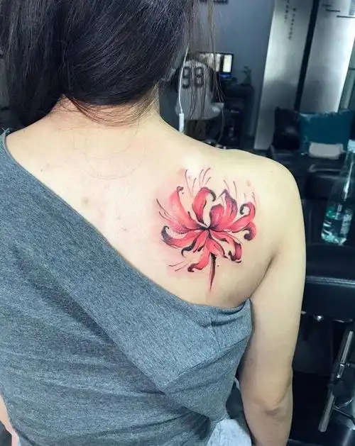 彼岸花纹身图片_背部水彩纹身图案