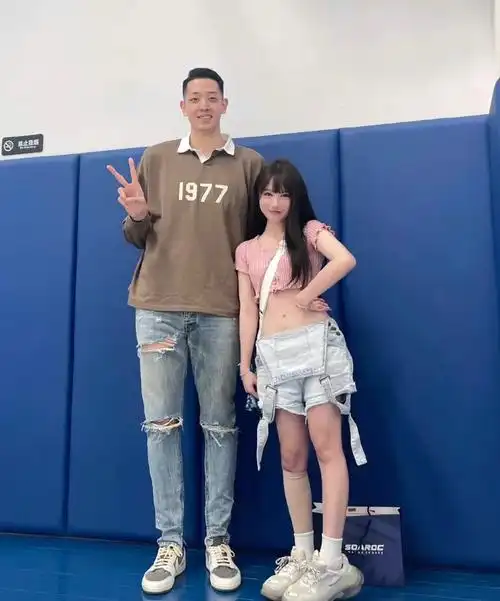 赵继伟调侃沈梓捷拉菲梗,中国男篮出征