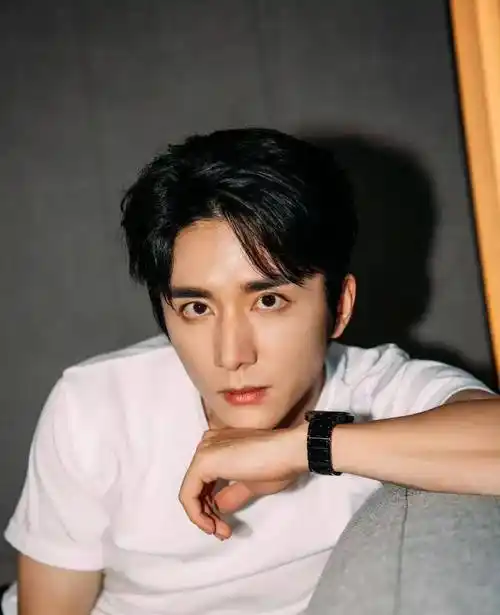 19娱乐瓜:王一博肖战李现吴磊罗云熙谭松韵张新成李沁曾舜晞_商务_好