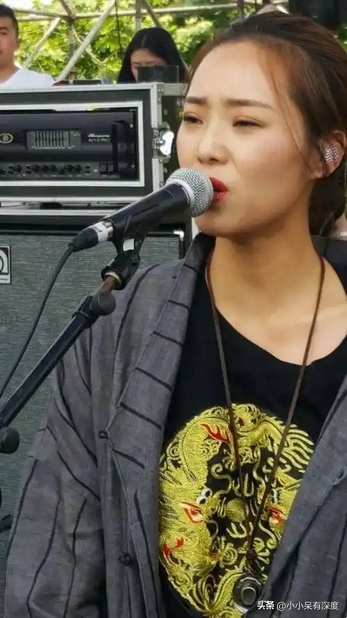 歌手云朵近照,精致的妆容,皮肤的白皙,一点也不像36岁的人_刀郎_云飞