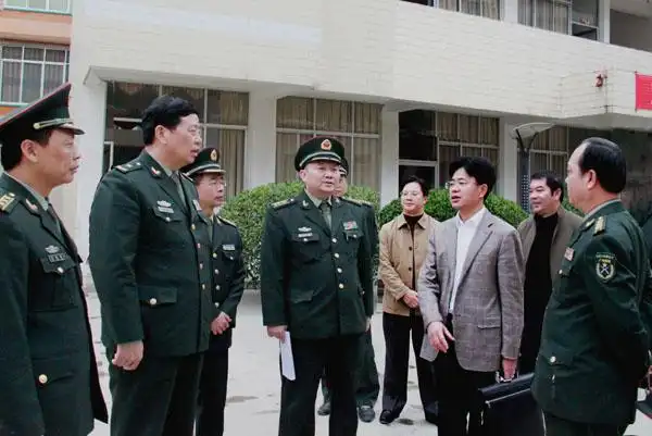 广西军区司令员王玉仁少将到我县检查指导工作