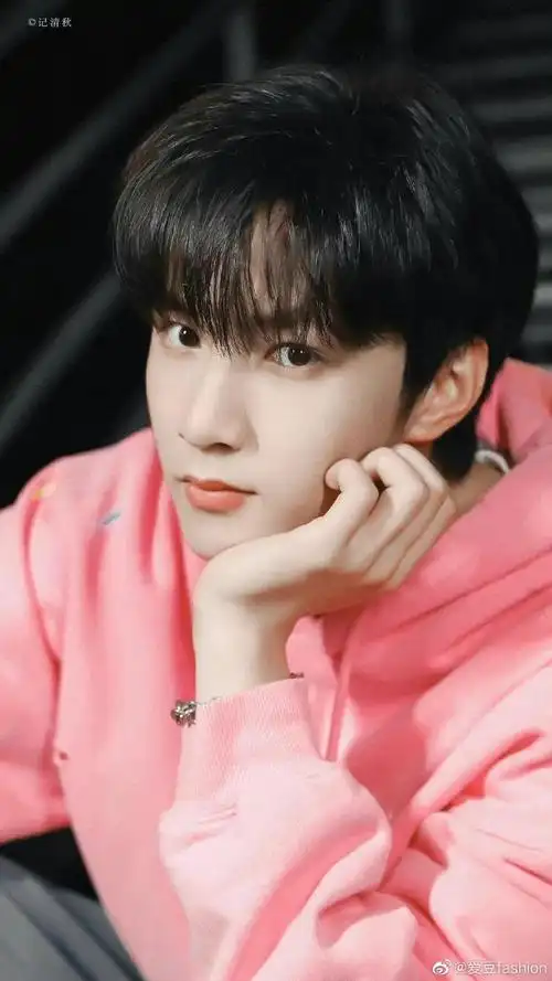 刘耀文户外四连拍