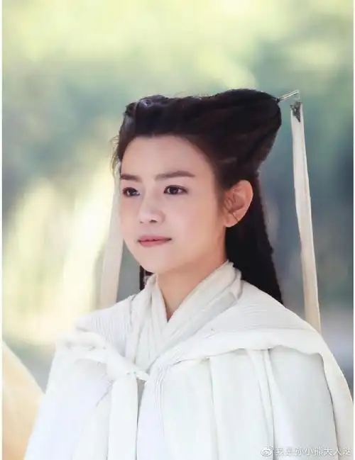 陈妍希穿红裙性感热舞,梨涡浅笑不失可爱,沈佳宜37岁仍是白月光