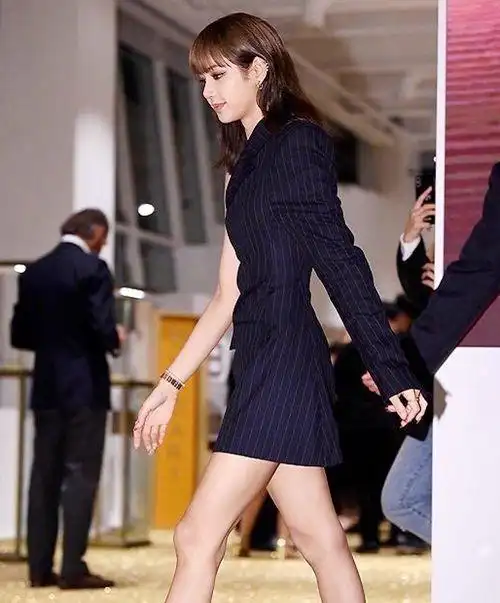 lisa穿露肩西装裙出席活动当看到她的侧身是纸片人吧