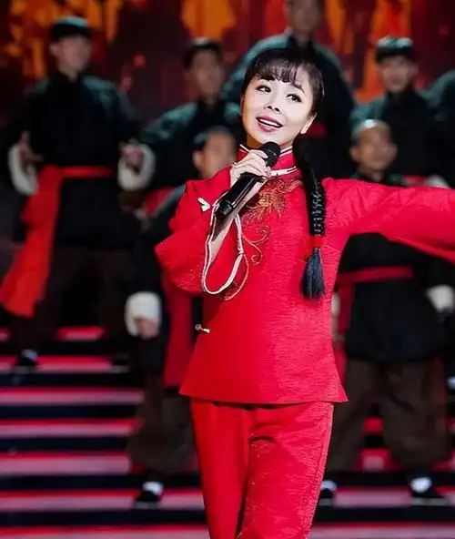 百灵鸟王二妮放弃明星身份嫁给农村初恋她到底图啥