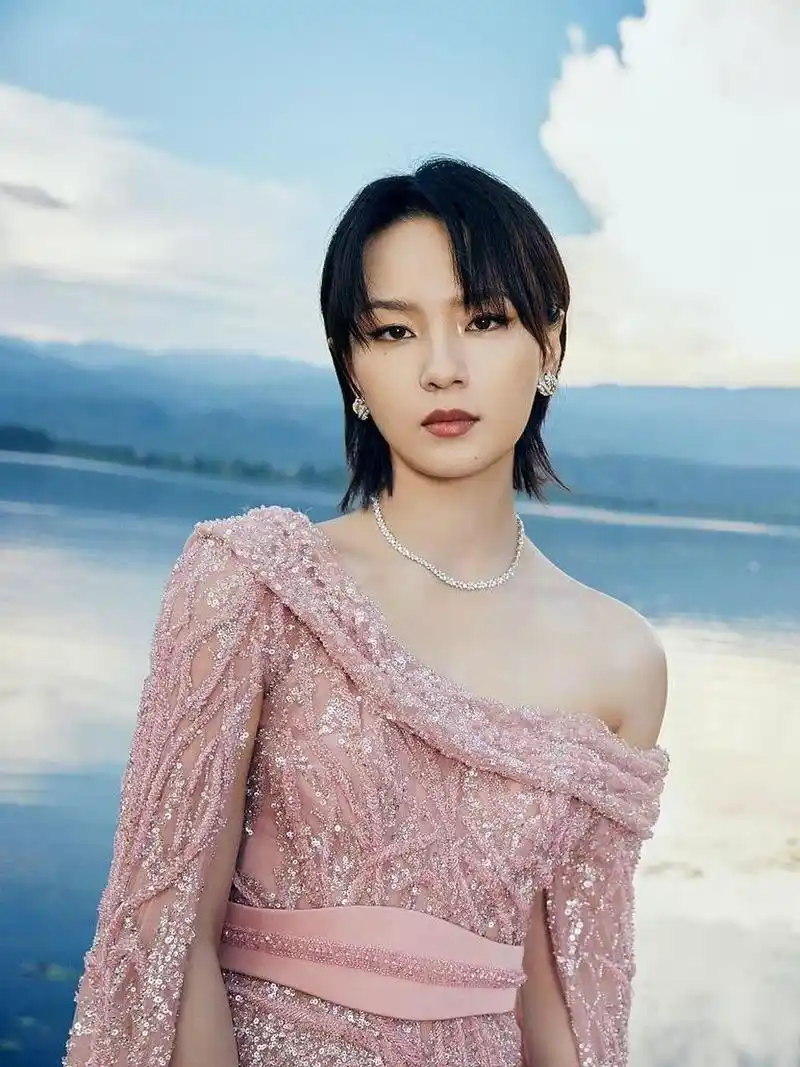 事实证明,38岁未婚未育的"超女"周笔畅,已经走上人生另一条路