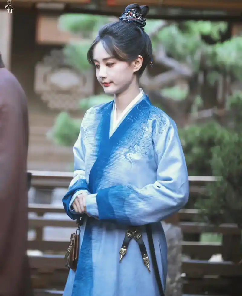 电视剧《云秀行》李一桐的男装路透来啦,男装装扮还有好几套,把头发扎