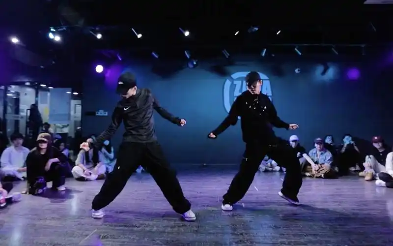 哦莫这就是帅哥街舞吗溢出屏幕的酷帅双