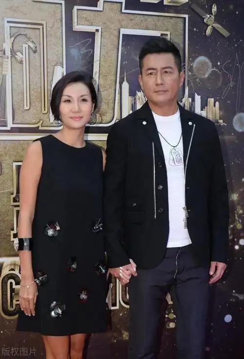 高曙光爱惨了二婚娇妻,同框亮相牵手又搂腰,老婆穿纱裙性感妩媚