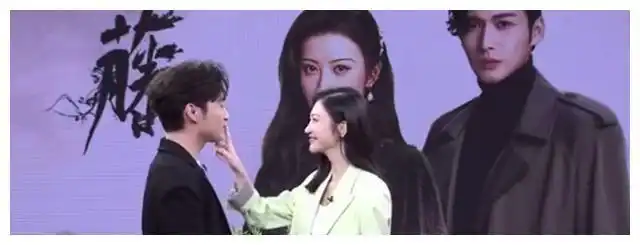 景甜张彬彬合体直播现场还原按唇杀两人一直对视超级甜