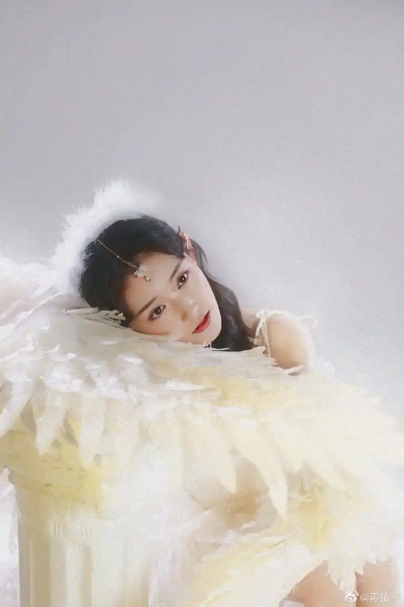 蒋依依高清壁纸头像(十八)[亲吻]