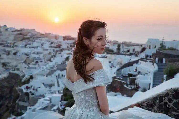 迪丽热巴穿婚纱拍大片 夕阳下香肩半露笑容甜美