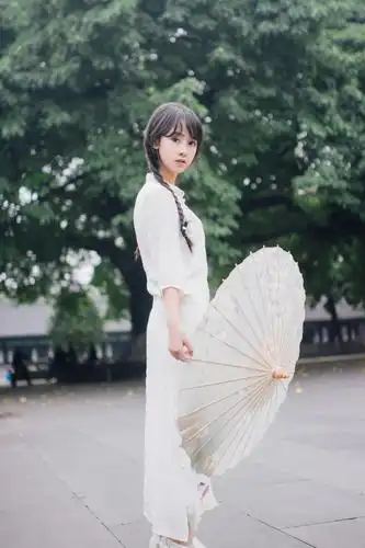 巫京蔓持伞侧面照