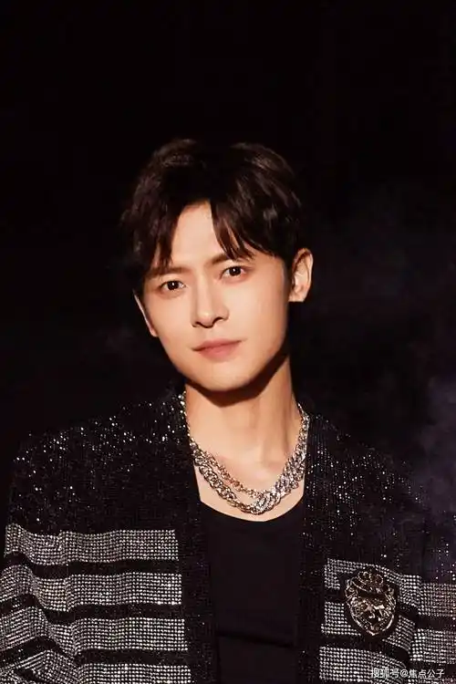 骆闻舟(付辛博 饰)是燕城市公安总局队长,长相英俊帅气,穿着休闲,给人