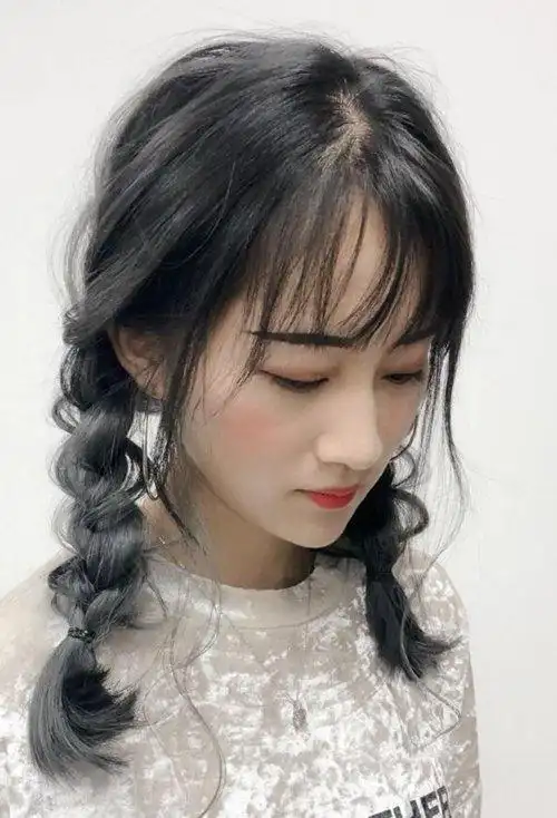 首页 玩发型 编头发 周末逛街女生适合的编发 扎个麻花辫出门太漂亮了