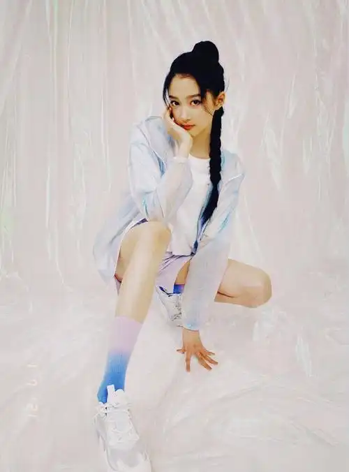 关晓彤越来越大胆故意穿最小号短裤蹲下时腿围令男粉懵圈了